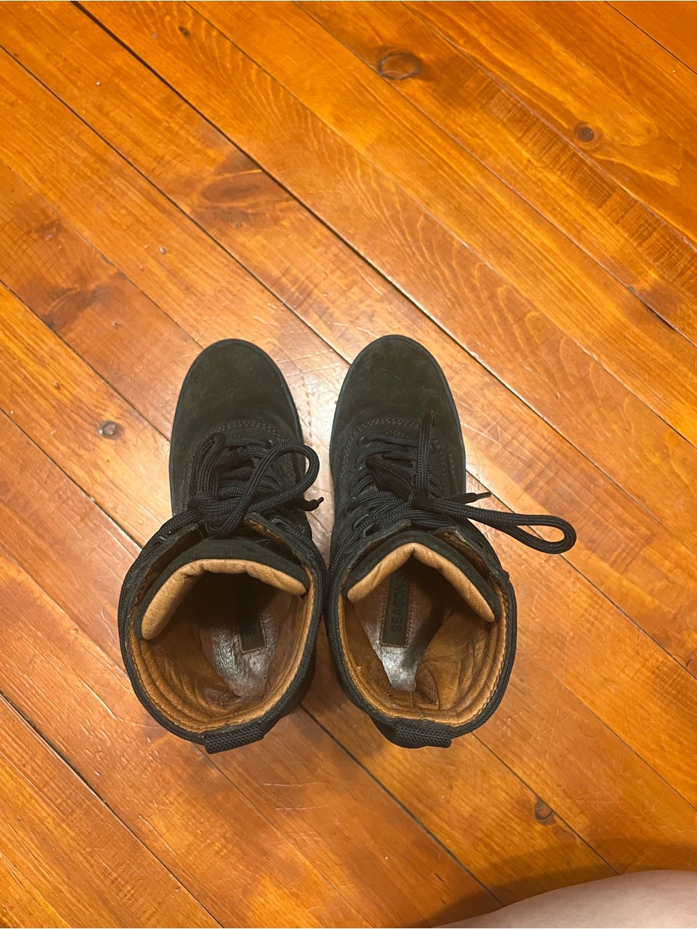 Women’s Yeezy Season 3 Onyx Boots - Picture 3 of 4